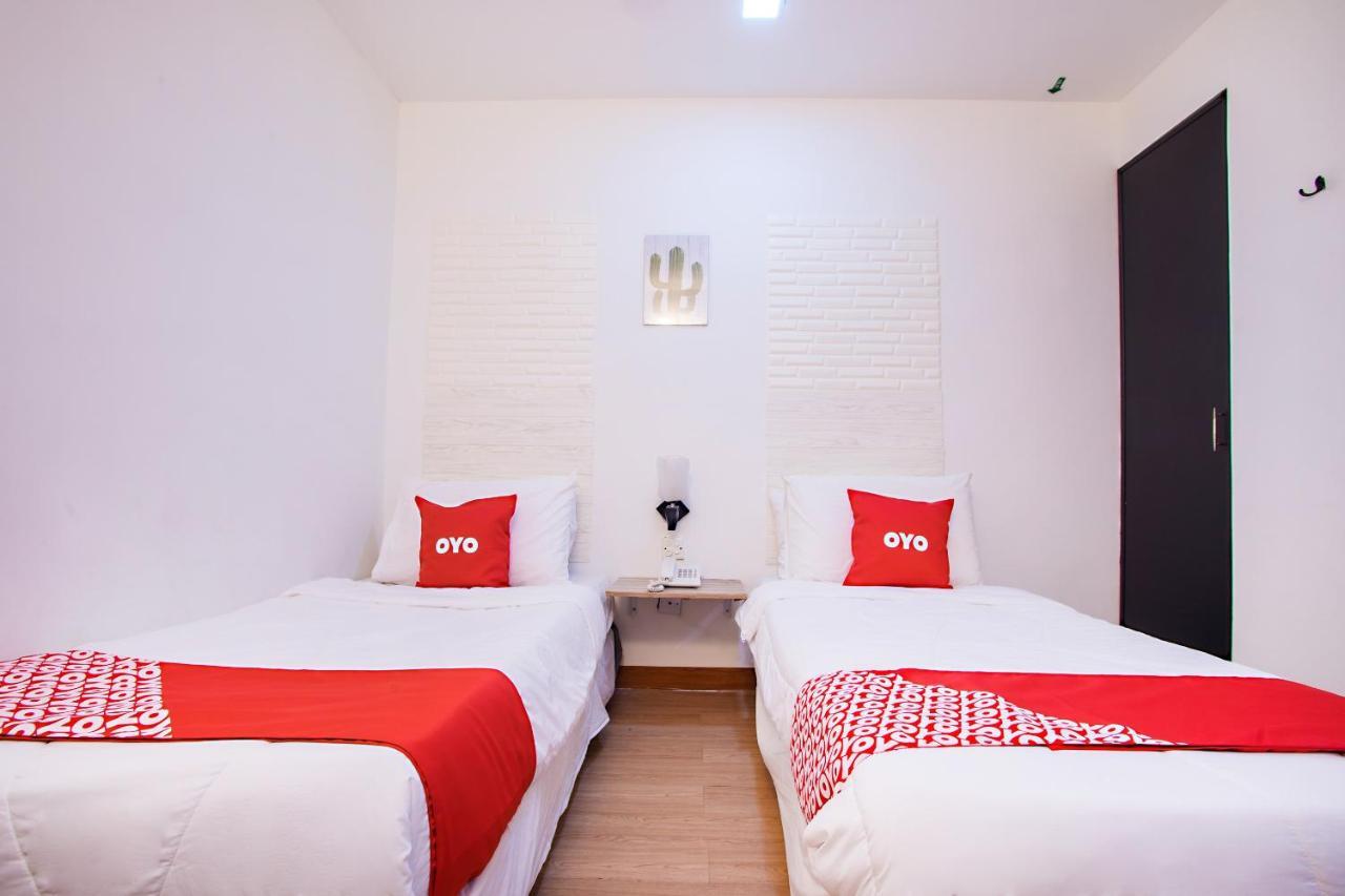 Oyo 43963 T Signature Hotel Petaling Jaya Exterior foto